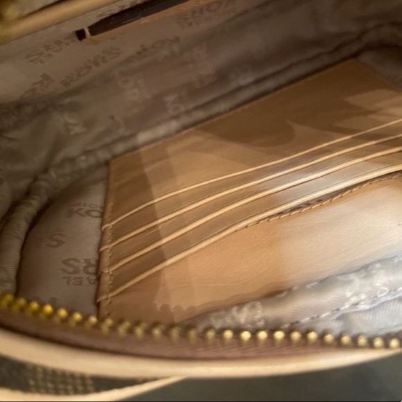Authentic Micheal kors crossbody signature bag - Picture 3 of 7